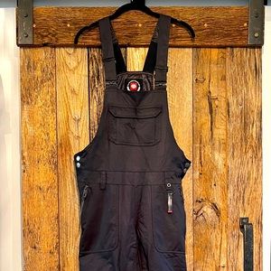686 ski overalls. Size small. Brand new, never worn.
